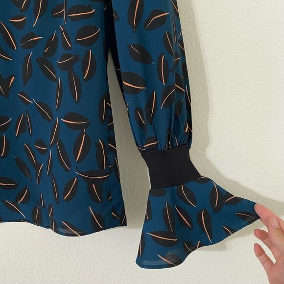 Cabi Kate Shadow Leaf Blouse Bell Sleeved Teal Size Small - Picture 8 of 13